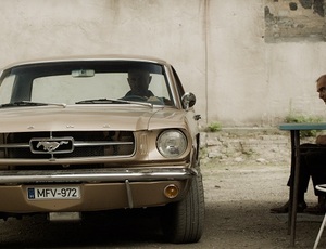 Szervét Tibor egy 68-as Ford Mustanggal vagánykodik 