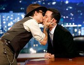 Johnny Depp sokkolta a világot! Megcsókolta Jimmy Kimmelt!