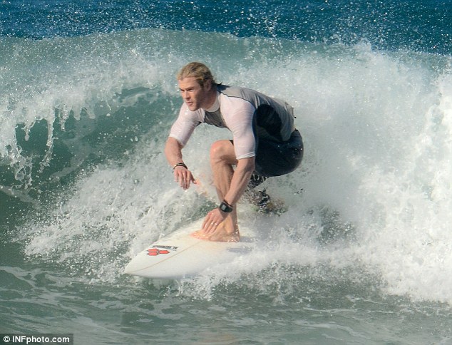 Liam Hemsworth szörf
