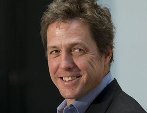 Hugh Grant kémfőnököt alakít legújabb filmjében