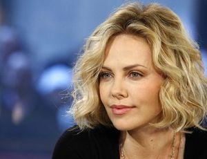 Charlize Theron bepasizott