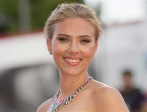 Scarlett Johansson kitörne a skatulyából