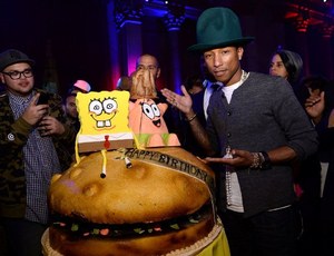 Pharrell Williams szülinapját SpongyaBobbal ünnepelte