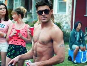 Zac Efron újra a szomszédban meztelenkedik 