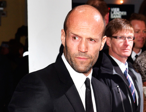 Jason Statham egy brutális őshüllő ellen küzd 