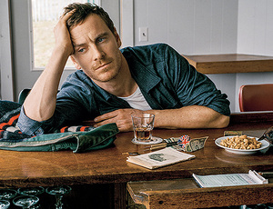 Michael Fassbender-t nagyon megverik 