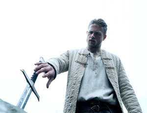 Charlie Hunnam irtózik a szexjelenetektől 