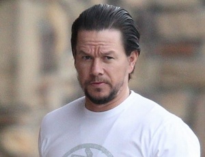 Mark Wahlberg a jóisten bocsánatát kéri 