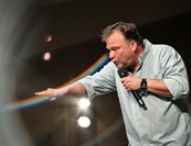 Így vágták át a népszerű humoristát