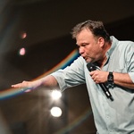 Így vágták át a népszerű humoristát