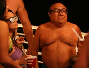 Danny DeVito élvezi a romlottságot 